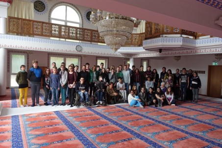 Ein Gruppenfoto in der Moschee