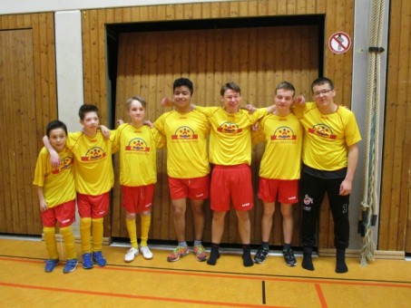 Auf dem Foto sieht man die Spieler der Hockey-Mannschaft der LVR-Schule am Königsforst.