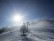 Auf dem Foto sieht man die Gondelanlage im strahlenden Sonnenschein und weißem Schnee.