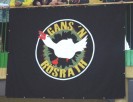 Die Flagge der Band mit einer Gans und dem Bandnahmen auf schwarzem Hintergrund.