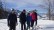 Gruppenfoto auf der Talabfahrt mit Skiern im Schnee.