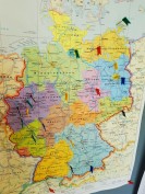 Deutschlandkarte mit eingestochenen Fähnchen