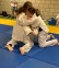 Foto: zwei Frauen im Judoanzug auf der Judomatte kämpfend