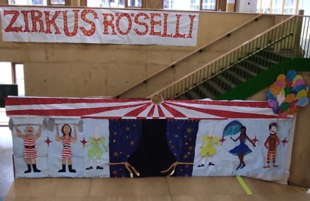 Foto: Bühnenbild mit Zirkusmotiven mit der Überschrift "Zirkus Röselli"
